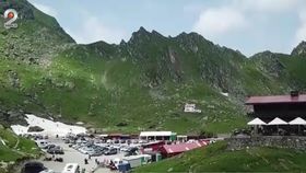 Zăpadă în iulie, la Bâlea Lac! Este locația preferată a românilor care fug de căldură